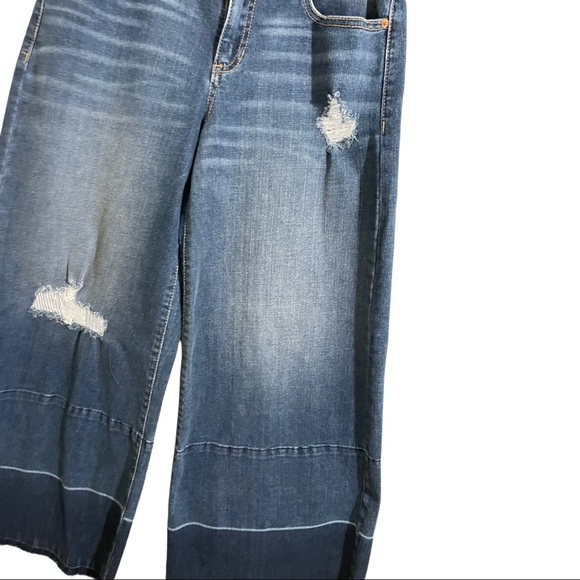 Sneak peek midrise wide leg fray jeans. Size Small. Style#SP-P9332M. Pat… - Picture 3 of 9